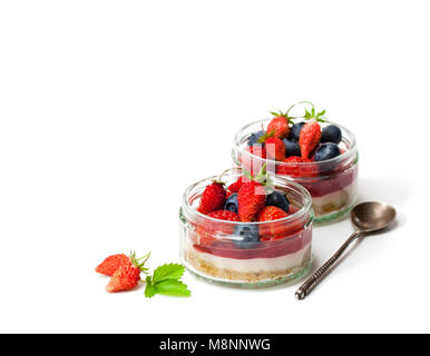 Mini wilden Wald Beeren Käsekuchen in einem Glas Töpfen auf weißem Hintergrund Stockfoto