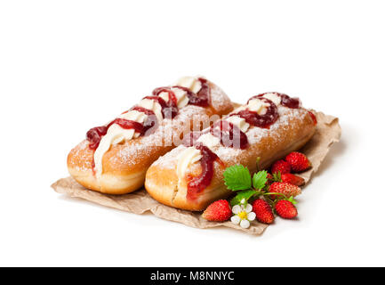 Vanillepudding gefüllt Donuts mit Wilde Erdbeere isoliert auf weißem Stockfoto