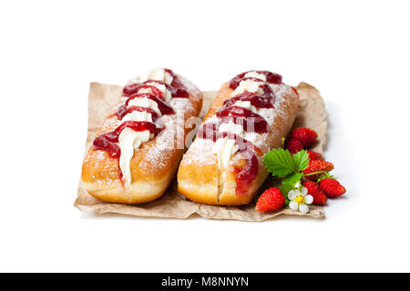 Vanillepudding gefüllt Donuts mit Wilde Erdbeere isoliert auf weißem Stockfoto