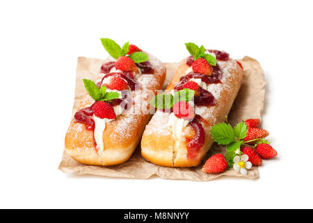 Vanillepudding gefüllt Donuts mit Wilde Erdbeere isoliert auf weißem Stockfoto