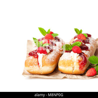 Vanillepudding gefüllt Donuts mit Wilde Erdbeere isoliert auf weißem Stockfoto