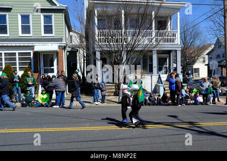 Kinder marschieren in der St. Patrick's Day Parade in South Amboy, New Jersey Stockfoto