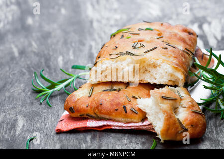 Hausgemachte Rosmarin focaccia auf hölzernen Tisch Stockfoto