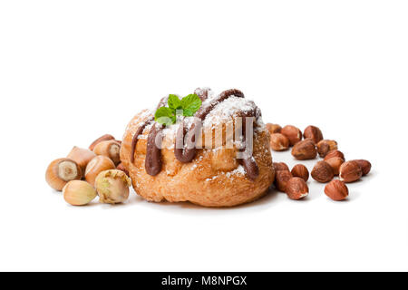 Die belgische Schokolade choux Brötchen mit haselnusscreme isoliert auf weiss gefüllt Stockfoto