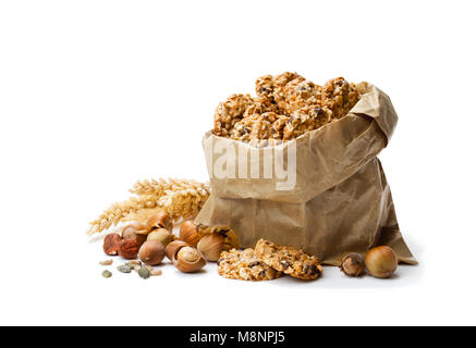 Gesund protein Granola Kekse mit Samen und Nüsse in Papiertüte isoliert auf weißem Stockfoto