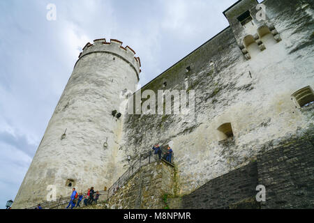 Geringe Sicht der Touristen auf Treppen an der Außenseite Moos und Alge verkrustete Festung Hohensalzburg sitzt auf dem Festungsberg, einem kleinen Hügel in der austri Stockfoto