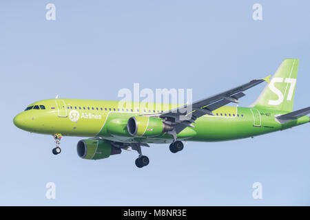 Nowosibirsk, Russland - 20. Februar 2018: Airbus A 320-214 VP-BDT S7 Airlnes Ansätze für die Landung auf dem internationalen Flughafen Tolmachevo. Stockfoto