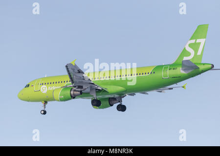 Nowosibirsk, Russland - 20. Februar 2018: Airbus A 320-214 VP-BDT S7 Airlnes Ansätze für die Landung auf dem internationalen Flughafen Tolmachevo. Stockfoto