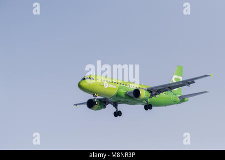 Nowosibirsk, Russland - 20. Februar 2018: Airbus A 320-214 VP-BDT S7 Airlnes Ansätze für die Landung auf dem internationalen Flughafen Tolmachevo. Stockfoto