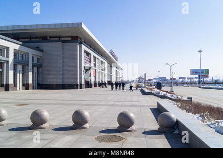 YANJIXI, Jilin, China - 8. März 2018: Der Bahnhof von Hochgeschwindigkeitszug crh Klasse D in Hunchun. Stockfoto