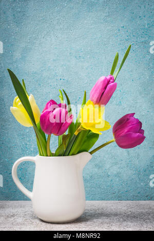Feder Blumenstrauß aus Tulpen und Narzissen. Ostern noch leben Grußkarte Stockfoto