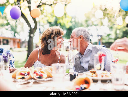 Familienfeier oder eine Gartenparty außerhalb im Hinterhof. Stockfoto