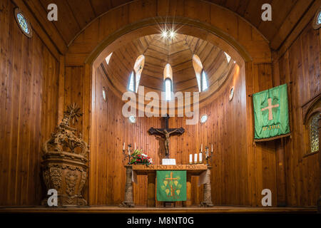 Altar in der mittelalterlichen Kirche Wang in Karpacz, Polen. Es ist eine norwegische Stabkirche, die Riesengebirge übertragen wurde. Stockfoto