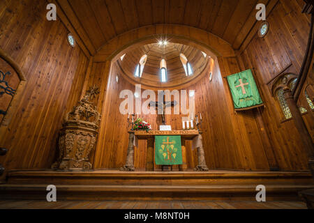 Altar in der mittelalterlichen Kirche Wang in Karpacz, Polen. Es ist eine norwegische Stabkirche, die Riesengebirge übertragen wurde. Stockfoto