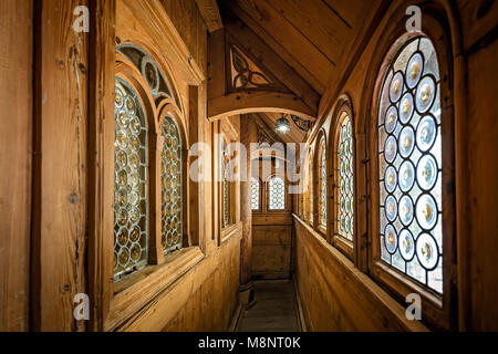 Schmalen Korridor im Inneren der mittelalterlichen Kirche Wang in Karpacz, Polen. Es ist eine norwegische Stabkirche, die Riesengebirge übertragen wurde. Stockfoto