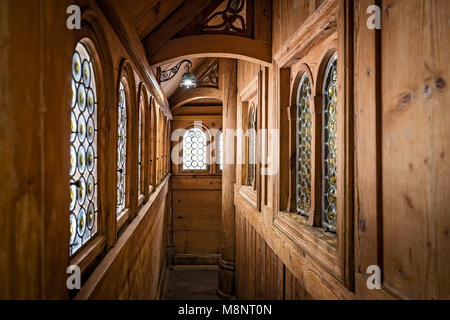 Schmalen Korridor im Inneren der mittelalterlichen Kirche Wang in Karpacz, Polen. Es ist eine norwegische Stabkirche, die Riesengebirge übertragen wurde. Stockfoto