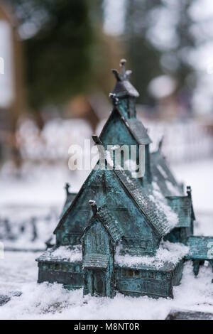 Die Miniatur Modell der mittelalterlichen Kirche Wang in Karpacz, Polen, fotografiert im Winter. Es ist eine norwegische Stabkirche, die Ka übertragen wurde. Stockfoto