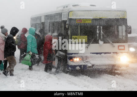 Kamchatka Halbinsel: Winter das Leben in der Stadt während der Blizzard (Schneesturm) - Fluggäste an der Haltestelle für die öffentlichen Verkehrsmittel - kommerzielle Stadt bus Stockfoto