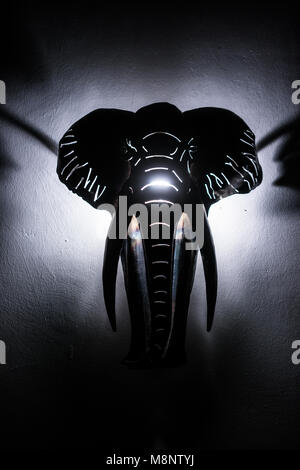 Elephant Head von hinten beleuchtet. Objekt an der Wand hängen. Stockfoto