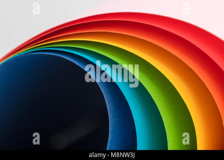 Rainbow Blätter mit farbigen Karte bildet eine leichte Kurve Stockfoto