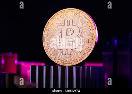 Foto von virtueller Währung, bitcoin und Prozessor auf rosa Hintergrund Stockfoto