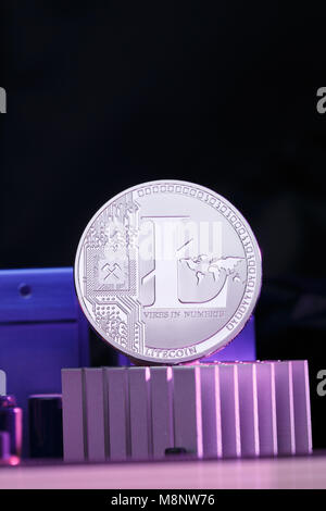 Foto von litecoin und Prozessor auf rosa Hintergrund Stockfoto