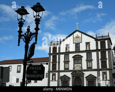 Blick auf die Kirche "Igreja do Colegio dos Jesuitas' an der Praca do Municipio in der Altstadt von Funchal auf der Insel Madeira, dargestellt am 12. Februar 2018 | Verwendung weltweit Stockfoto