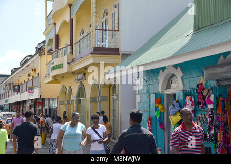 22. Januar 2018, den Seychellen, Victoria: Eine Ansicht von Lodge Street, der Haupteinkaufsstraße in Victoria, der Hauptstadt der Seychellen, auf der Insel Mahé. Die Seychellen sind ein Archipel im Indischen Ozean. Victoria hat eine Bevölkerung von etwa 25.000 und ist die einzige Stadt auf allen Inseln. Es ist eine der kleinsten Hauptstädte der Welt. Die Seychellen erklärt seine Unabhängigkeit von Großbritannien 1976 und wurde eine Republik innerhalb des Commonwealth. | Verwendung weltweit Stockfoto