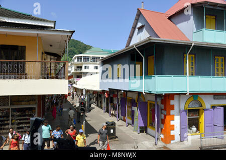 22. Januar 2018, den Seychellen, Victoria: Die bunten ehemaligen Lagergebäude auf der Albert Street ist heute das Zentrum des Kunsthandwerks in Victoria, der Hauptstadt der Seychellen, auf der Insel Mahé. Die Seychellen sind ein Archipel im Indischen Ozean. Victoria hat eine Bevölkerung von etwa 25.000 und ist die einzige Stadt auf allen Inseln. Es ist eine der kleinsten Hauptstädte der Welt. Die Seychellen erklärt seine Unabhängigkeit von Großbritannien 1976 und wurde eine Republik innerhalb des Commonwealth. | Verwendung weltweit Stockfoto