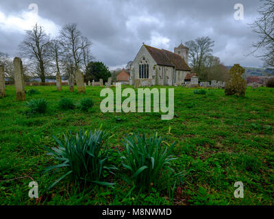 Frühling Blick auf St. Michael und alle Heiligen Kirche in Chalton auf der South Downs, Hampshire, Großbritannien Stockfoto