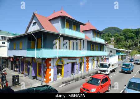 22. Januar 2018, den Seychellen, Victoria: Die bunten ehemaligen Lagergebäude auf der Albert Street ist heute das Zentrum des Kunsthandwerks in Victoria, der Hauptstadt der Seychellen, auf der Insel Mahé. Die Seychellen sind ein Archipel im Indischen Ozean. Victoria hat eine Bevölkerung von etwa 25.000 und ist die einzige Stadt auf allen Inseln. Es ist eine der kleinsten Hauptstädte der Welt. Die Seychellen erklärt seine Unabhängigkeit von Großbritannien 1976 und wurde eine Republik innerhalb des Commonwealth. | Verwendung weltweit Stockfoto