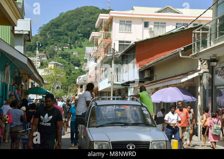 22. Januar 2018, den Seychellen, Victoria: Eine Ansicht von Lodge Street, der Haupteinkaufsstraße in Victoria, der Hauptstadt der Seychellen, auf der Insel Mahé. Die Seychellen sind ein Archipel im Indischen Ozean. Victoria hat eine Bevölkerung von etwa 25.000 und ist die einzige Stadt auf allen Inseln. Es ist eine der kleinsten Hauptstädte der Welt. Die Seychellen erklärt seine Unabhängigkeit von Großbritannien 1976 und wurde eine Republik innerhalb des Commonwealth. | Verwendung weltweit Stockfoto