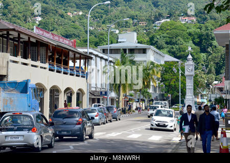 22. Januar 2018, den Seychellen, Victoria: Eine Ansicht von der Albert Street mit der Clock Tower, die durchgangsstraße in Victoria, der Hauptstadt der Seychellen, auf der Insel Mahé. Der Glockenturm, errichtet zu Ehren der Königin im Jahr 1903, ist eines der Wahrzeichen der Insel. Die Seychellen sind ein Archipel im Indischen Ozean. Victoria hat eine Bevölkerung von etwa 25.000 und ist die einzige Stadt auf allen Inseln. Es ist eine der kleinsten Hauptstädte der Welt. Die Seychellen erklärt seine Unabhängigkeit von Großbritannien 1976 und wurde eine Republik innerhalb des Commonwealth. | Verwendung weltweit Stockfoto