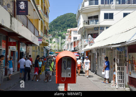 22. Januar 2018, den Seychellen, Victoria: Eine Ansicht von Lodge Street, der Haupteinkaufsstraße in Victoria, der Hauptstadt der Seychellen, auf der Insel Mahé. Die Seychellen sind ein Archipel im Indischen Ozean. Victoria hat eine Bevölkerung von etwa 25.000 und ist die einzige Stadt auf allen Inseln. Es ist eine der kleinsten Hauptstädte der Welt. Die Seychellen erklärt seine Unabhängigkeit von Großbritannien 1976 und wurde eine Republik innerhalb des Commonwealth. | Verwendung weltweit Stockfoto