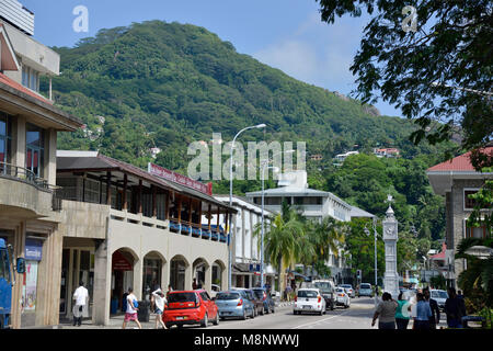 22. Januar 2018, den Seychellen, Victoria: Eine Ansicht von der Albert Street mit der Clock Tower, die durchgangsstraße in Victoria, der Hauptstadt der Seychellen, auf der Insel Mahé. Der Glockenturm, errichtet zu Ehren der Königin im Jahr 1903, ist eines der Wahrzeichen der Insel. Die Seychellen sind ein Archipel im Indischen Ozean. Victoria hat eine Bevölkerung von etwa 25.000 und ist die einzige Stadt auf allen Inseln. Es ist eine der kleinsten Hauptstädte der Welt. Die Seychellen erklärt seine Unabhängigkeit von Großbritannien 1976 und wurde eine Republik innerhalb des Commonwealth. | Verwendung weltweit Stockfoto