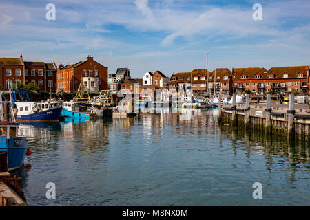 Blick über die Docks in Portsmouth, mit Angeln Boote, Yachten und Boote wackeln, Portsmouth, Hampshire, Großbritannien Stockfoto