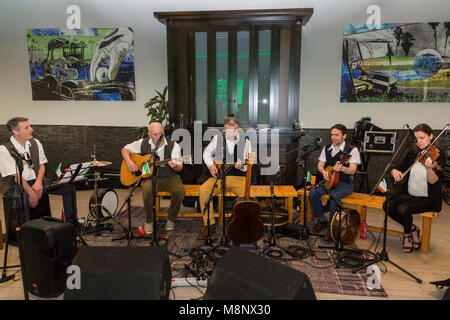 Gruppe der traditionellen irischen Musiker ein Konzert an einem Saint Patricks Day Feier Abendessen im Clubhaus Golf Adeje, Teneriffa, Kanarische Inseln, S Stockfoto