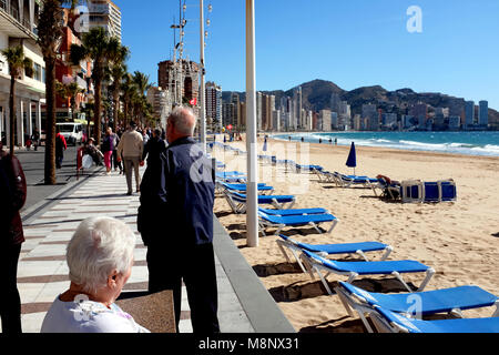 Benidorm, Spanien. März 07, 2018. Urlauber die Promenade und zum Strand im März Sonne genießen bei Benidorm an der Costa Blanca in Spanien. Stockfoto