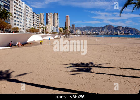 Benidorm, Spanien. März 09, 2018. Urlauber entspannen und Spielen im März Sonne am Strand Poniente in Benidorm an der Costa Blanca in Spanien. Stockfoto