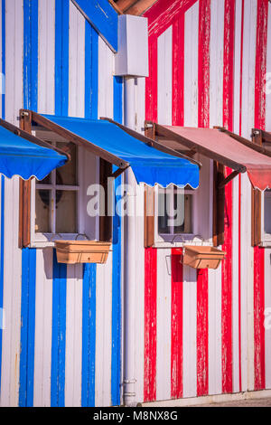Bunt gestreifte Fischerhäuser in blau und rot, Costa Nova, Aveiro, Portugal Stockfoto