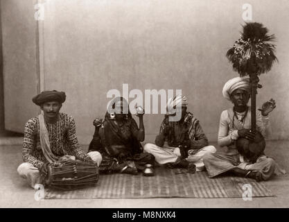 C. 1880 Indien - Bild aus einem Album von Typen Indischen'' und Trades" ausgelegt ist Indien zu einem Britischen Viewer - Musiker und Tänzer zu veranschaulichen Stockfoto