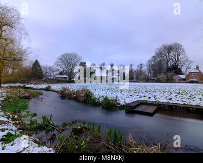 Frühling Schnee Szene von St Andrew's Church in Meonstoke im Meon Valley in der Nähe der South Downs, Hampshire, Großbritannien Stockfoto