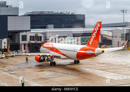 Blick aus dem Flugzeug Fenster, da es mit dem Taxi an den Flughafen Gatwick an einem frühen Morgen Flug nach Las Vegas. Stockfoto