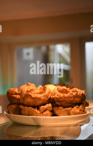 Essen gekochte golden Yorkshire Pudding in eine Schüssel geben. Stockfoto