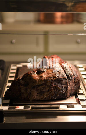 Essen mit saftigen ganze Braten gemeinsame von Rindfleisch und einen Teil geschnitzt Stockfoto