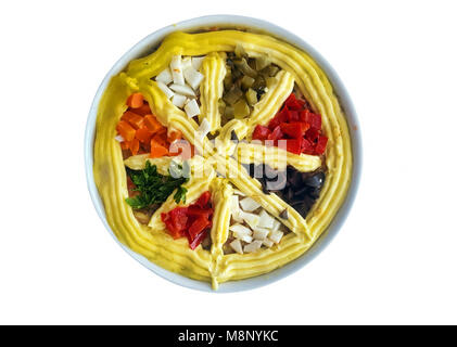 Verschiedene traditionelle Boeuf Salat isoliert auf weißem Stockfoto