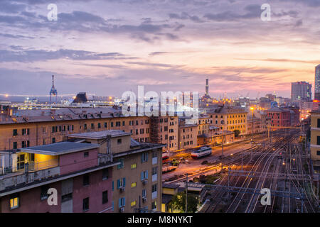 Eine intime und zugleich großartige Aussicht auf die Stadt und den Hafen von Genua in Italien, während der Blauen Stunde am Abend. Stockfoto