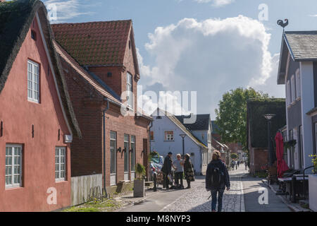 Gepflasterten Straße durch die Innenstadt, typisch dänische Häuser in Nordby, Insel Fanø, Jütland, Dänemark, Skandinavien Stockfoto