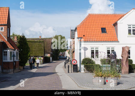 Gepflasterten Straße durch die Innenstadt, typisch dänische Häuser in Nordby, Insel Fanø, Jütland, Dänemark, Skandinavien Stockfoto