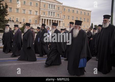 Griechisch-orthodoxen Priester und Gläubigen vor dem Parlament, während der Rallye gegen ausländische und religiösen Einfluss an der Schule und Religionsunterricht, der sich nicht mit Greek-Orthdox Vorschriften entsprechen. 04.03.2018 | Verwendung weltweit Stockfoto